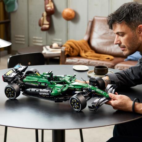 Конструктор LEGO® Technic Автомобіль «Формула-1» Aston Martin Aramco AMR25 (42240) - фото 9