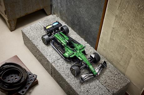 Конструктор LEGO® Technic Автомобіль «Формула-1» Aston Martin Aramco AMR25 (42240) - фото 10