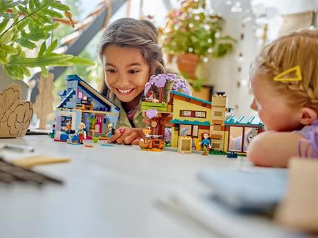 Конструктор LEGO Friends Родинні будинки Оллі й Пейслі (42620) - фото 0