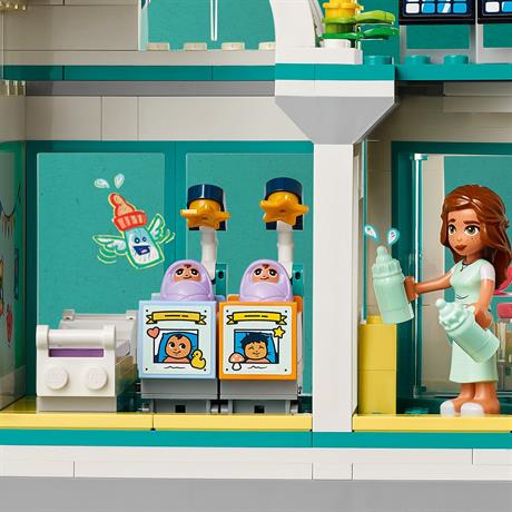 Конструктор LEGO Friends Больница в Хартлейк-Сити 1045 деталей (42621) - фото 2