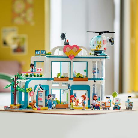 Конструктор LEGO Friends Лікарня в Хартлейк-Сіті 1045 деталей (42621) - фото 7
