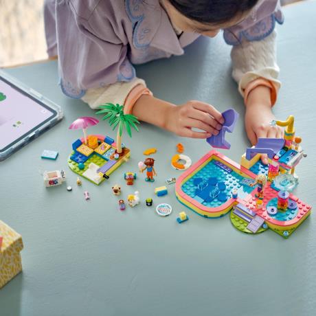 Конструктор LEGO® Friends Веселий день в аквапарку Набір конструктора, 278 деталі (42676) - фото 5