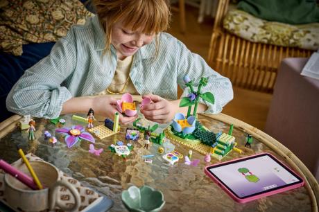 Конструктор LEGO® Friends Карусель із квітами й чашками та казкова фотобудка Іграшка, 321 деталь (42702) - фото 4