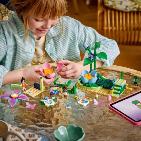 Конструктор LEGO® Friends Карусель із квітами й чашками та казкова фотобудка Іграшка, 321 деталь (42702) - фото 5