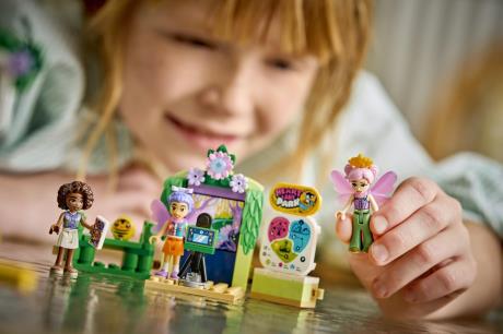 Конструктор LEGO® Friends Карусель із квітами й чашками та казкова фотобудка Іграшка, 321 деталь (42702) - фото 7