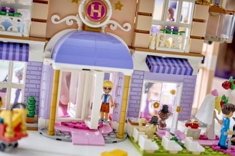 Конструктор LEGO® Friends Гранд-готель у Хартлейк-Сіті, 1406 деталей (42704) - фото 7
