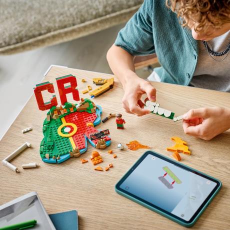 Конструктор LEGO® Editions Кріштіану Роналду — найкращі моменти футбольних матчів, 490 деталей (43012) - фото 8