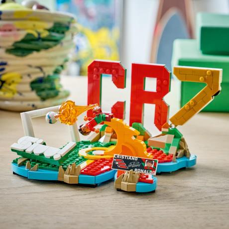 Конструктор LEGO® Editions Кріштіану Роналду — найкращі моменти футбольних матчів, 490 деталей (43012) - фото 8