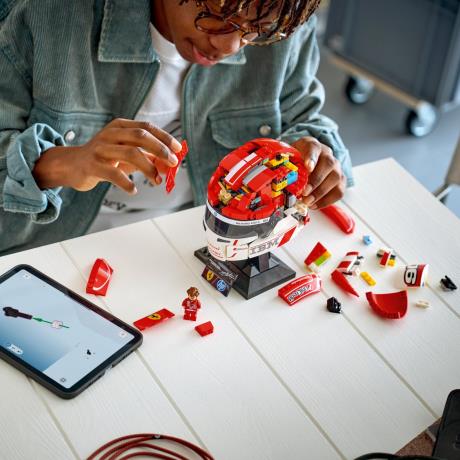 Конструктор LEGO® Editions Шолом Шарля Леклера з команди Scuderia Ferrari HP, 886 деталей  (43014) - фото 4