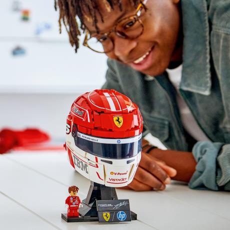 Конструктор LEGO® Editions Шолом Шарля Леклера з команди Scuderia Ferrari HP, 886 деталей  (43014) - фото 4