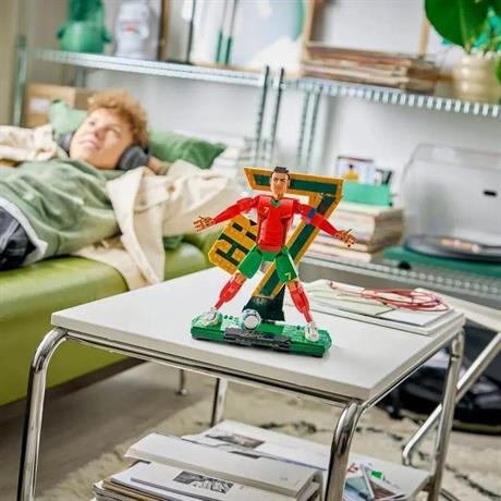 Конструктор LEGO® Editions Кріштіану Роналду — легенда футболу, 854 деталі (43016) - фото 4