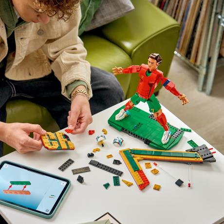 Конструктор LEGO® Editions Кріштіану Роналду — легенда футболу, 854 деталі (43016) - фото 5