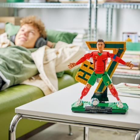 Конструктор LEGO® Editions Кріштіану Роналду — легенда футболу, 854 деталі (43016) - фото 5