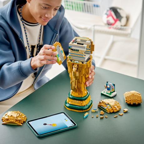 Конструктор LEGO® Editions Офіційний трофей чемпіонату світу з футболу FIFA 2842 деталі (43020) - фото 13