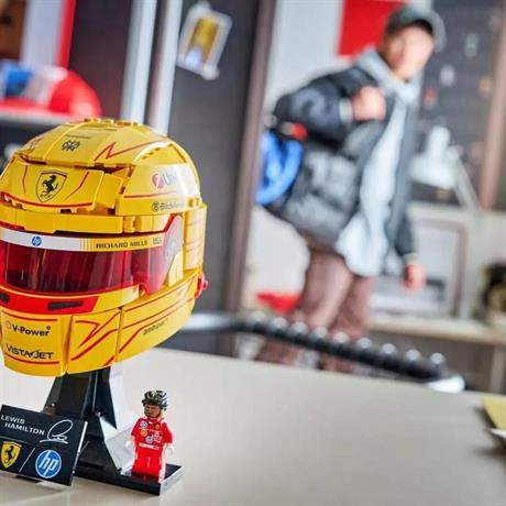 Конструктор LEGO® Editions Шолом Льюїса Гамільтона з команди Scuderia Ferrari HP, 884 деталей  (43022) - фото 7