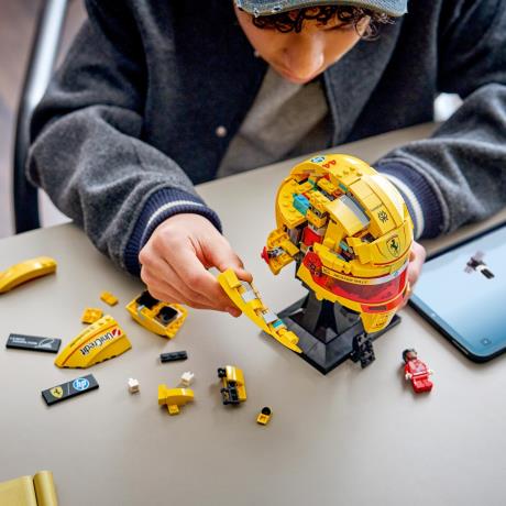 Конструктор LEGO® Editions Шолом Льюїса Гамільтона з команди Scuderia Ferrari HP, 884 деталей  (43022) - фото 7