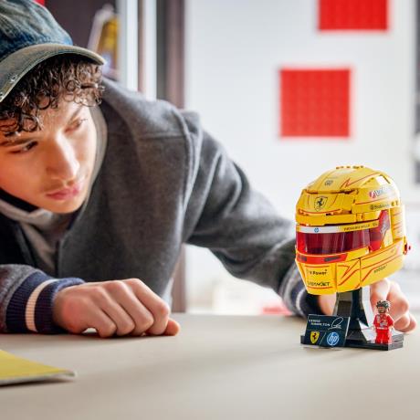 Конструктор LEGO® Editions Шолом Льюїса Гамільтона з команди Scuderia Ferrari HP, 884 деталей  (43022) - фото 7