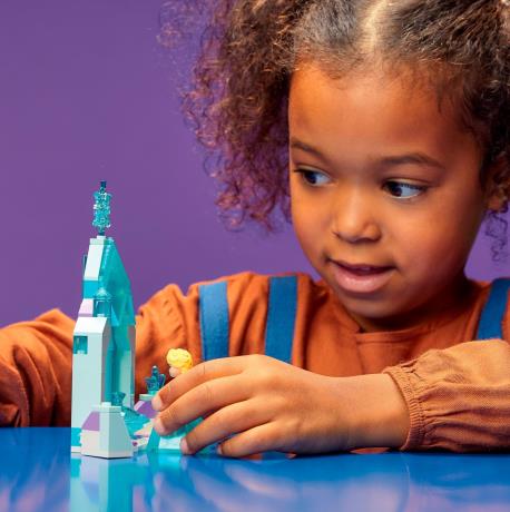 Конструктор LEGO Disney Princess Frozen II Подвір'я палацу Ельзи 53 деталі (43199) - фото 0