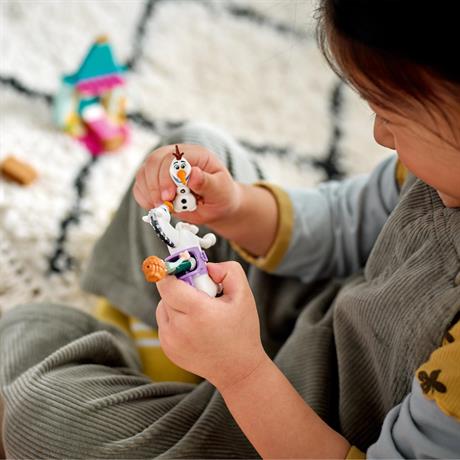 Конструктор LEGO Disney Princess Розваги у замку Анни та Олафа 108 деталей (43204) - фото 1