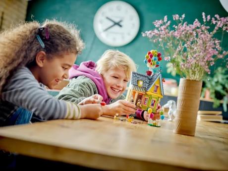 Конструктор LEGO Disney Pixar Будинок Вперед і вгору  598 деталей (43217) - фото 0