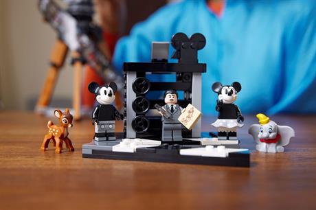 Конструктор LEGO Disney Кінокамера вшанування Волта Діснея 811 деталей (43230) - фото 0
