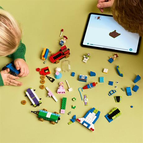 Конструктор LEGO Disney та Pixar Святкування з Історії Іграшок потяг і авто для перегонів 206 деталей (43264) - фото 6