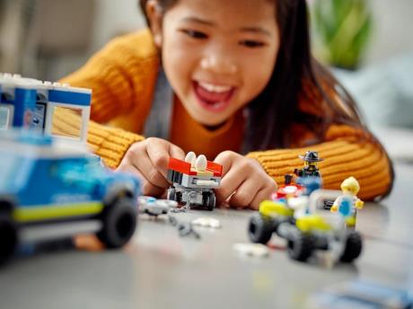 Конструктор LEGO City Police Поліцейська вантажівка з мобільним центром керування 436 деталей (60315) - фото 0