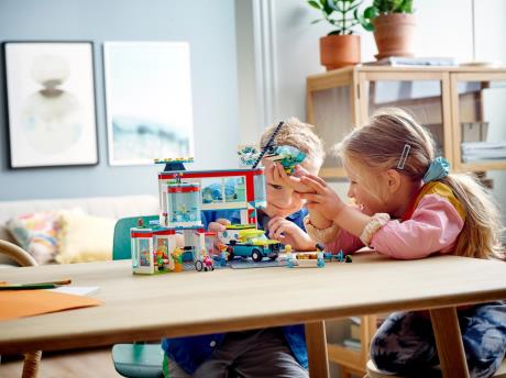 Конструктор LEGO City Лікарня 816 деталей (60330) - фото 0