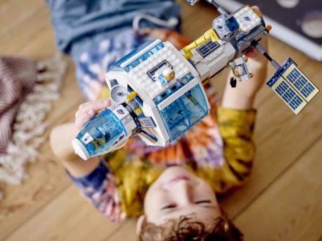 Конструктор LEGO City Space Місячна космічна станція 500 деталей (60349) - фото 0