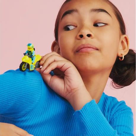 Конструктор LEGO City Каскадерський кібермотоцикл 13 деталей (60358) - фото 0