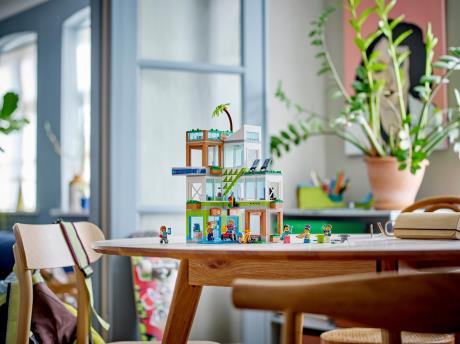 Конструктор LEGO City Багатоквартирний будинок 688 деталей (60365) - фото 0