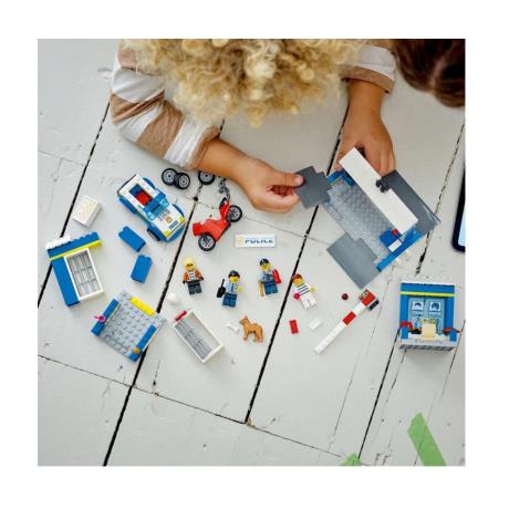 Конструктор LEGO City Переслідування на поліцейській дільниці 172 деталі (60370) - фото 1