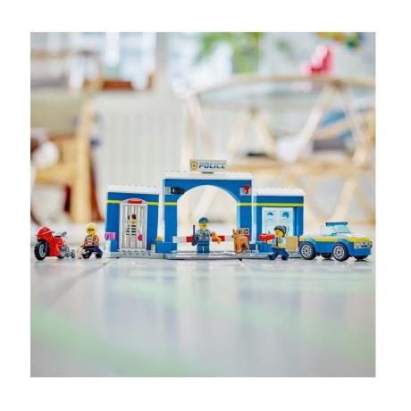 Конструктор LEGO City Переслідування на поліцейській дільниці 172 деталі (60370) - фото 2