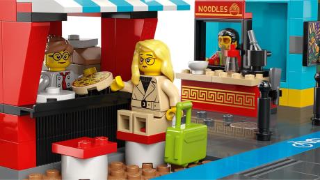 Конструктор LEGO City Центр міста 2010 деталей (60380) - фото 0