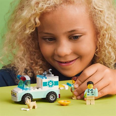 Конструктор LEGO City Фургон ветеринарной скорой помощи 58 деталей (60382) - фото 0