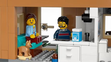 Конструктор LEGO City Сімейний будинок та електромобіль 462 деталі (60398) - фото 0