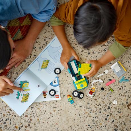 Конструктор LEGO City Карета швидкої допомоги й сноубордист 79 деталей (60403) - фото 9