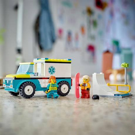 Конструктор LEGO City Карета скорой помощи и сноубордист 79 деталей (60403) - фото 10