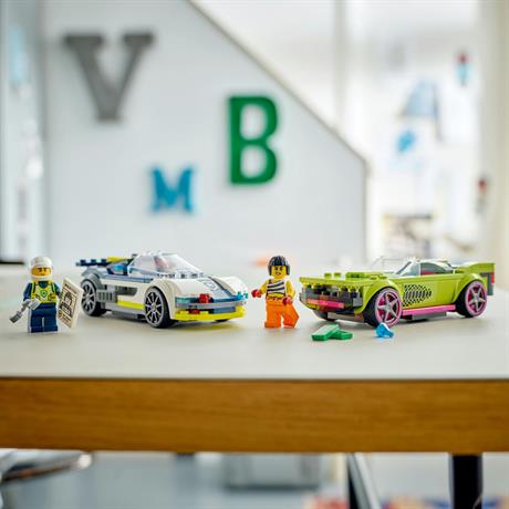 Конструктор LEGO City Переслідування маслкара на поліцейському автомобілі 213 деталей (60415) - фото 7