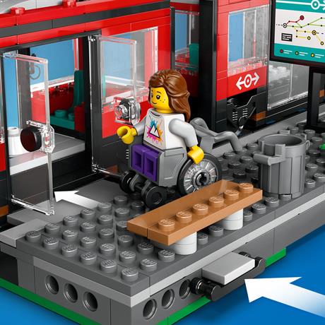 Конструктор LEGO City Трамвай і вокзал у центрі міста 811 деталей (60423) - фото 4