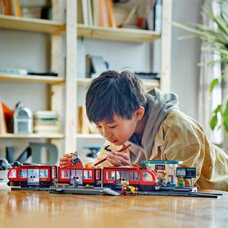 Конструктор LEGO City Трамвай і вокзал у центрі міста 811 деталей (60423) - фото 5