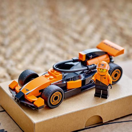 Конструктор LEGO City Пілот F1 з автомобілем для перегонів команди McLaren 86 деталей (60442) - фото 10