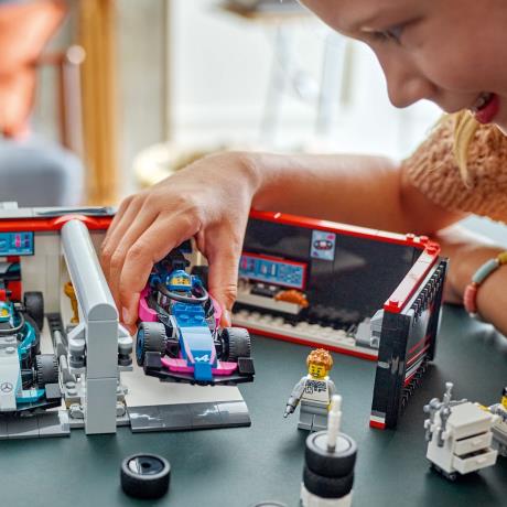 Конструктор LEGO City Гараж F1 та автомобілі Mercedes-AMG і Alpine 678 деталей (60444) - фото 7