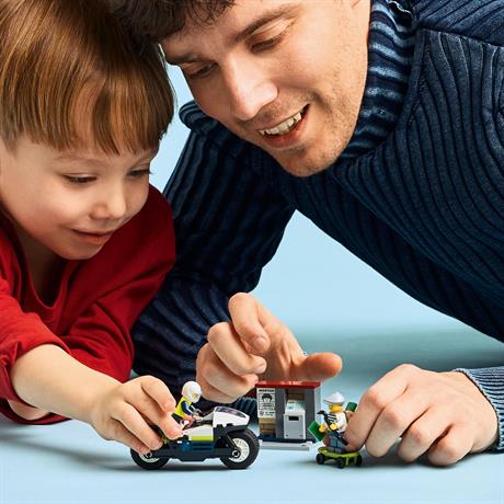 Конструктор LEGO City Переслідування на поліцейському мотоциклі 65 деталей (60455) - фото 11