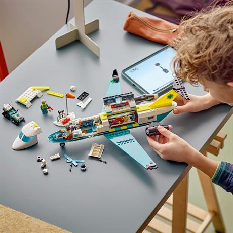 Конструктор LEGO City Літак швидкої медичної допомоги 403 деталі (60465) - фото 7