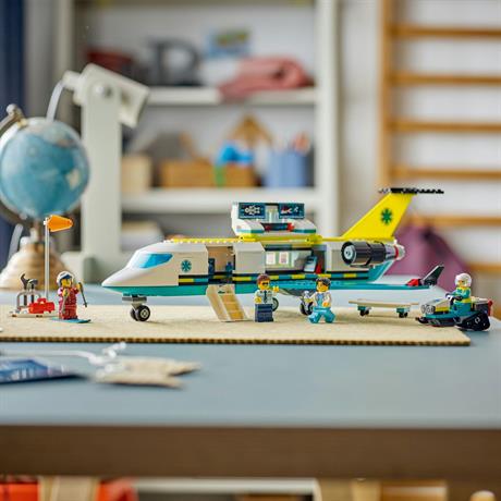 Конструктор LEGO City Літак швидкої медичної допомоги 403 деталі (60465) - фото 8