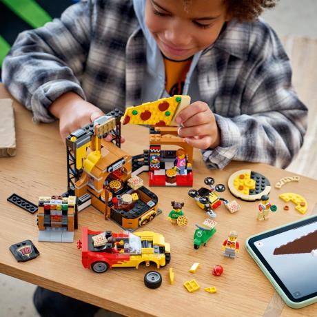 Конструктор LEGO® City Доставка піци з різними транспортними засобами, 494 деталі  (60496) - фото 6