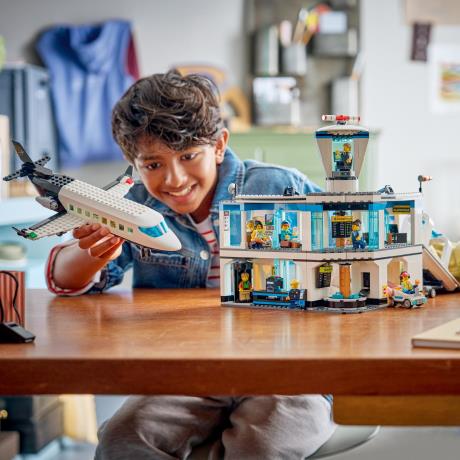 Конструктор LEGO City Аеропорт із літаком 887 Деталей ( 60502 ) - фото 0
