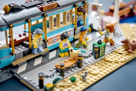 Конструктор LEGO® City Классический трамвай до пляжа — игрушечные поезда, 693 детали (60506) - фото 5