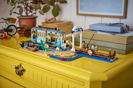 Конструктор LEGO® City Классический трамвай до пляжа — игрушечные поезда, 693 детали (60506) - фото 0